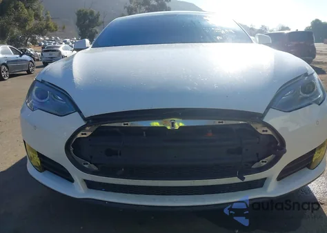 2014 Tesla Model S z USA, uszkodzony, nr VIN 5YJSA1S16EFP52215